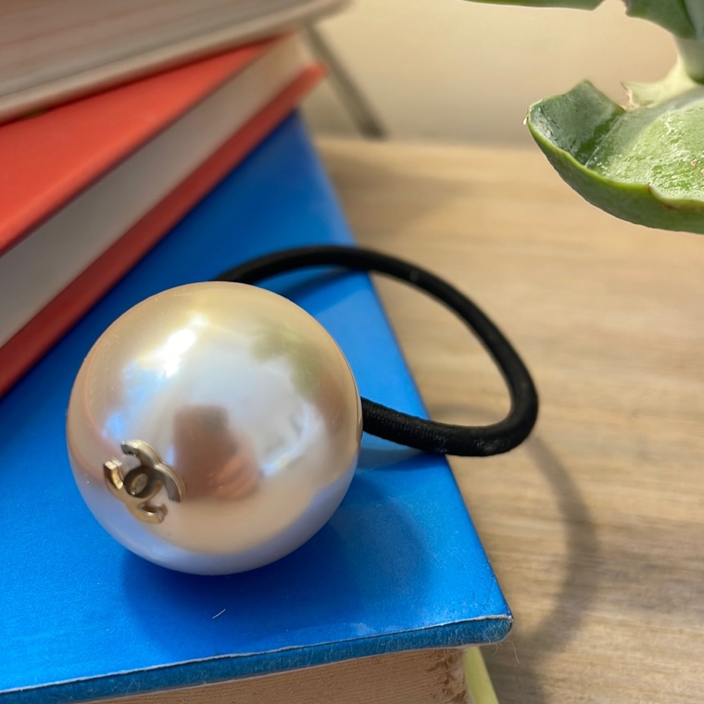 Chanel pearl hair tie